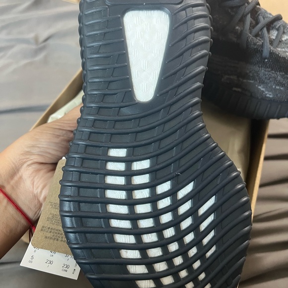 Yeezy 350 v2 NWT - Picture 2 of 5